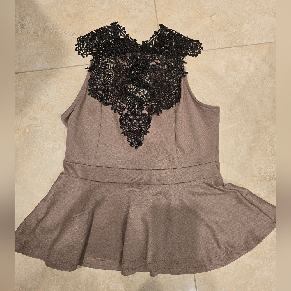 Women's sleeveless top with lace detail and bow, Large